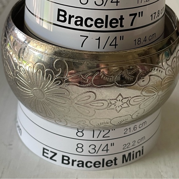 Silver tone lot of 2 bangle bracelets, floral chunky bangle & fish island bangle - Picture 7 of 8